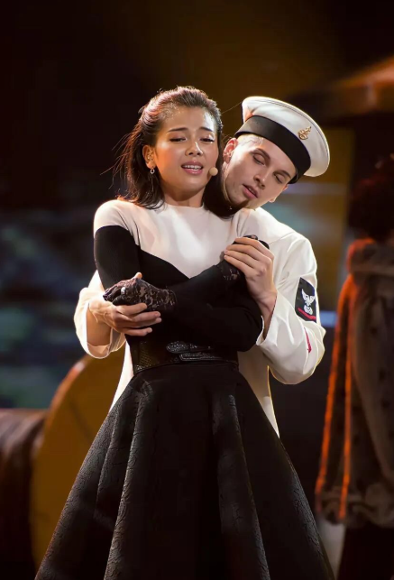 照片中的刘涛五官精致完美、气质知性优雅，演技也是达到了炉火纯青的地步了，不管是跟