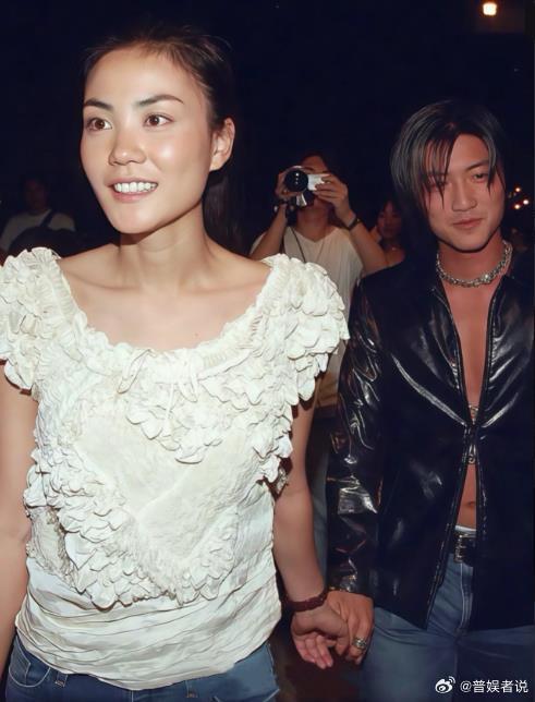谢霆锋吉他图案是王菲的纹身谢霆锋在广州演唱会上被网友发现其吉他图案复刻了王菲的
