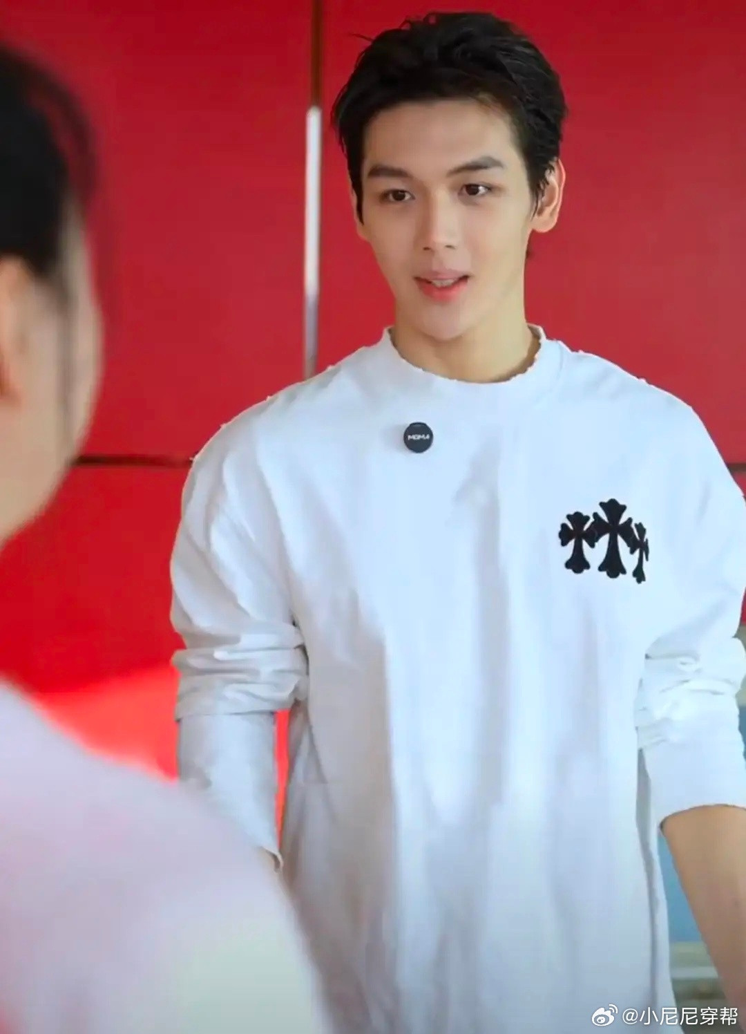 王艳和19岁儿子一起出镜，母子俩给家里布置新年装饰。球球这次露面变高变帅了好多，