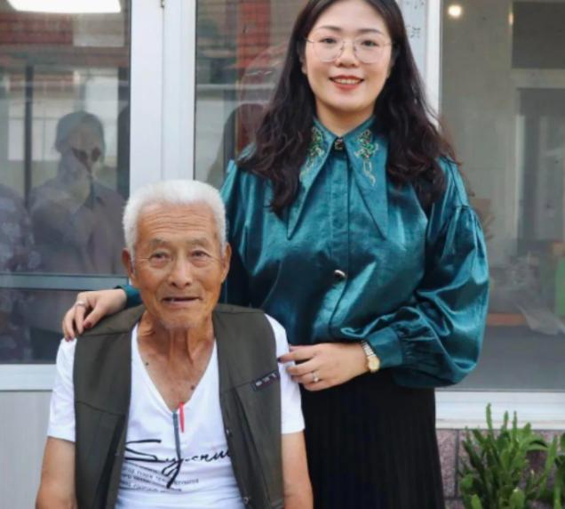 2018年，山西姑娘贾永婷在北京地铁站帮助了一位迷路的山东大爷，还自掏腰包给了他