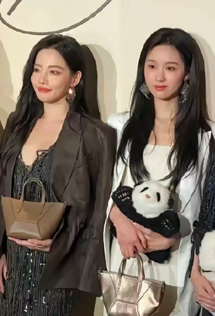 淡颜又又又输给浓颜了，30岁的陈都灵站在40岁的张嘉倪身边，被衬托得巨寡淡，