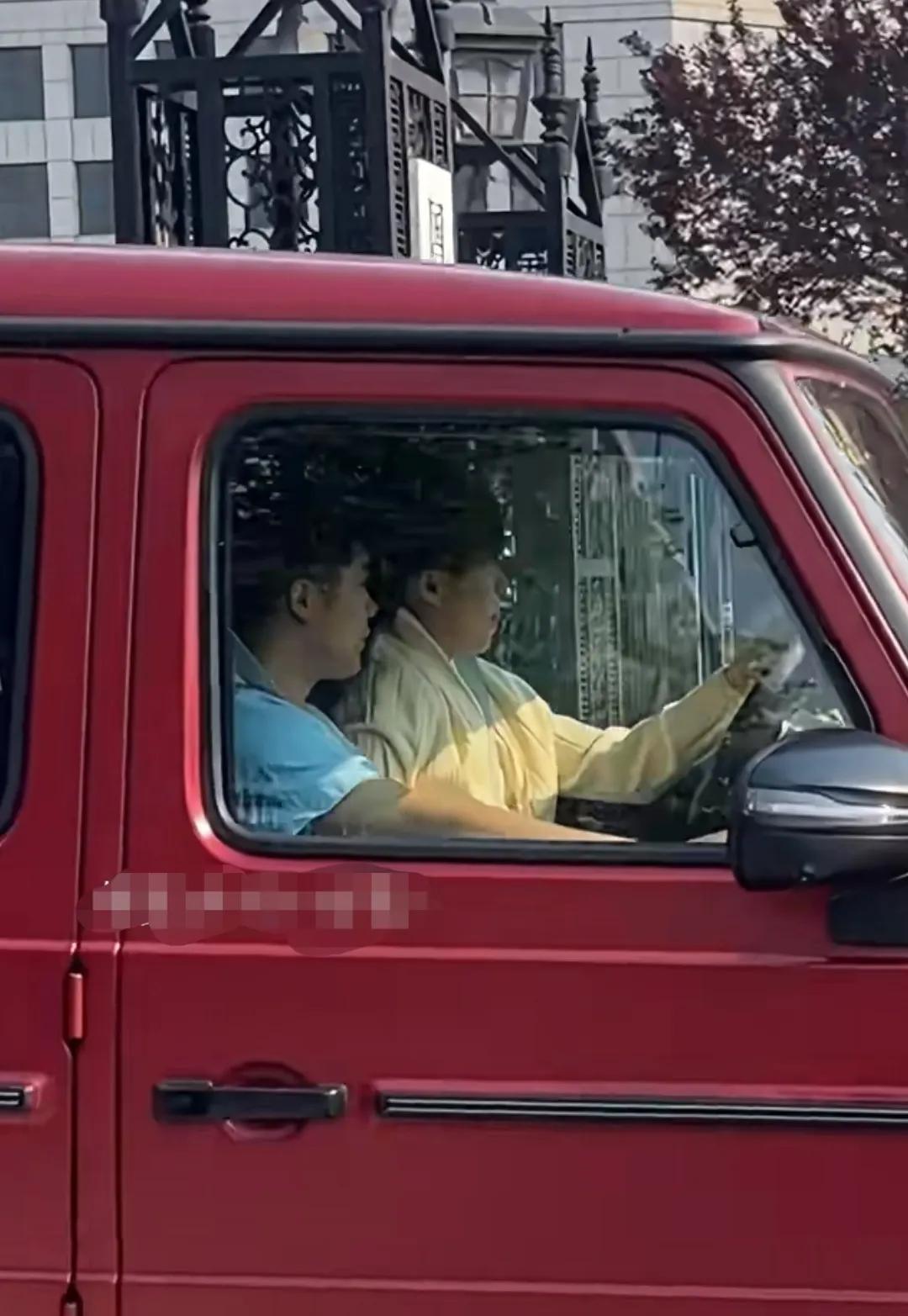 明天就要出发多哈了，今天下午莎莎还在上训，而大头，下训后跟同伴开着大G出去办事了