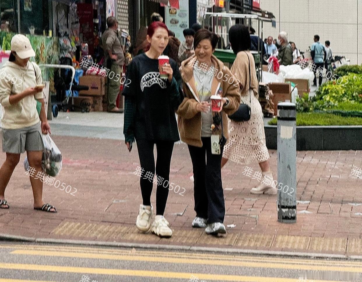 香港街头偶遇蔡少芬陈法蓉，两人身材保持得不错，但素颜暴露年龄，第一次直观的感受到