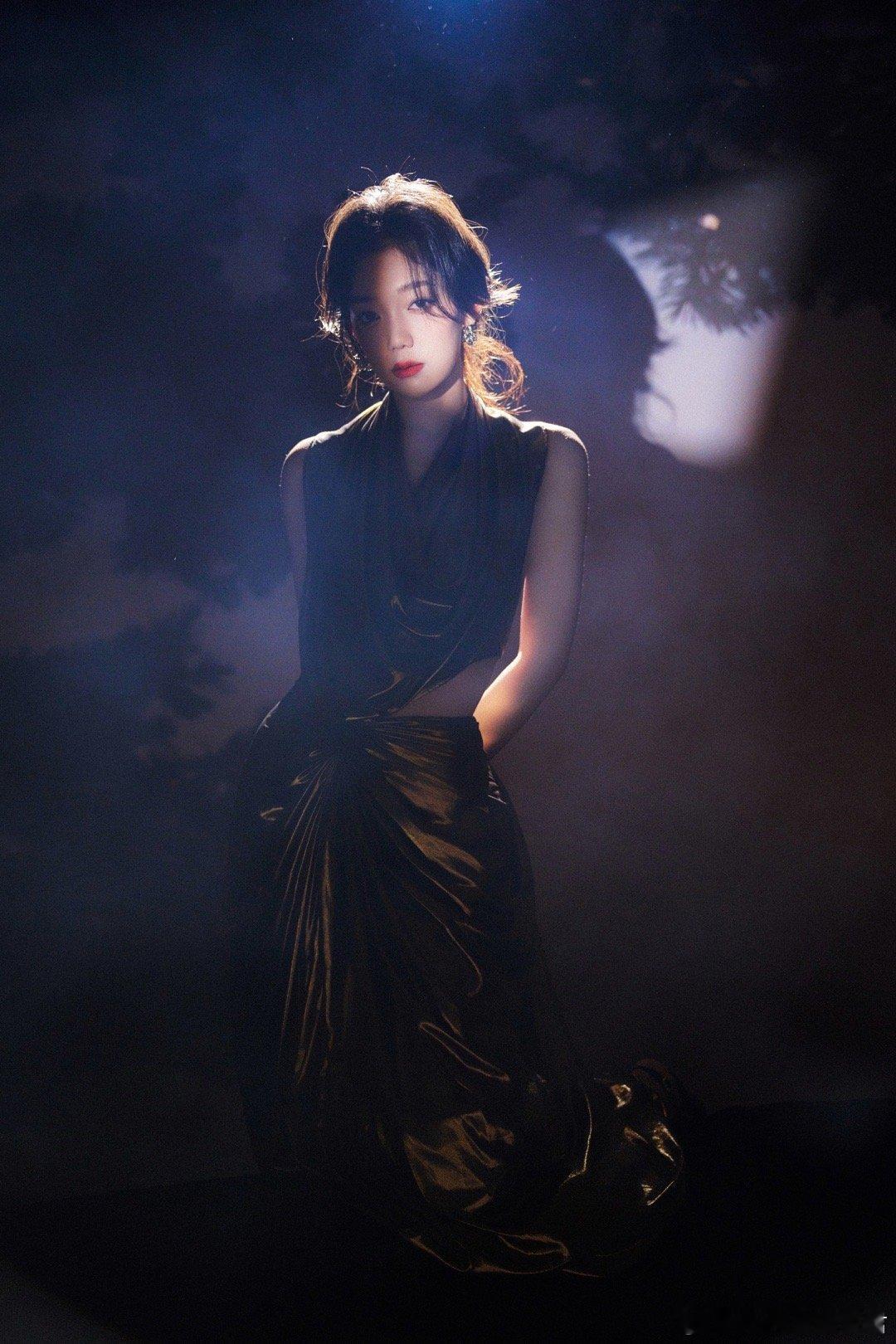 希林娜依高月光神女是月光凝成的宝藏吧！鎏金裙摆晃出流光，冷雾般的气质裹着甜，这种