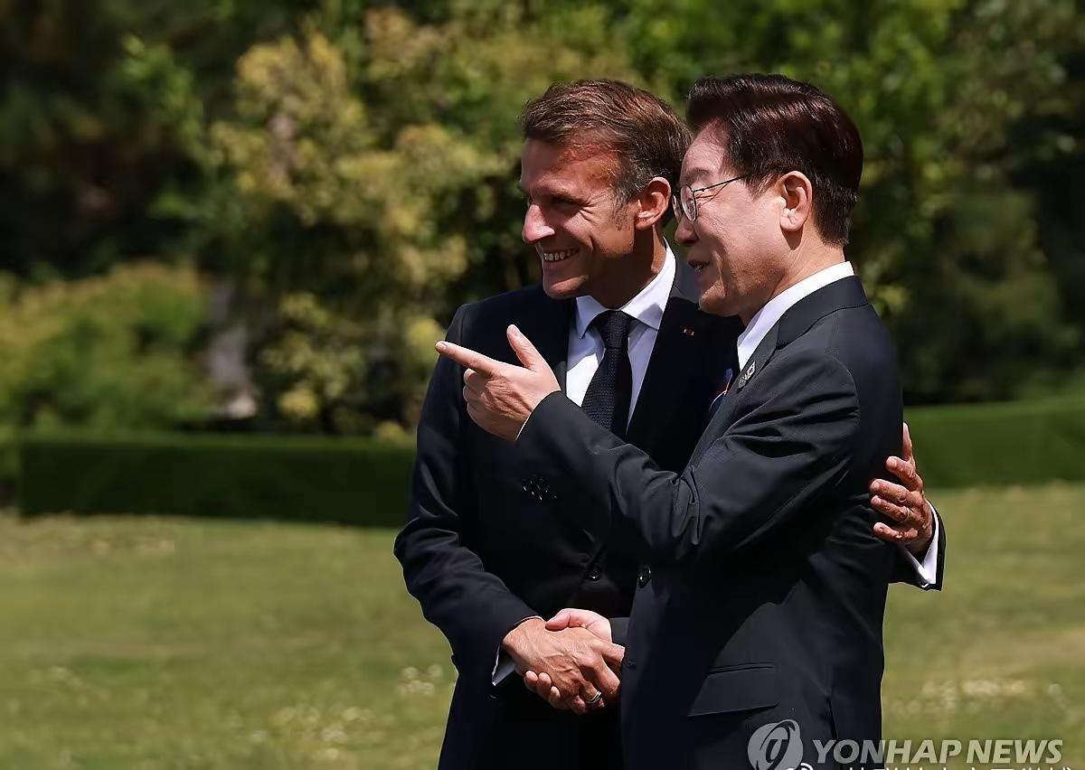 李在明总统又开始带着老婆金惠景前往法国访问了，马克龙为他安排了隆重的欢迎仪式，他