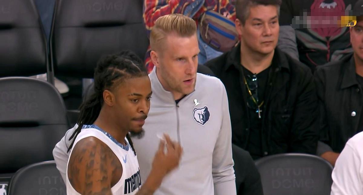 他的天赋足以撕裂防守，却撕不碎自己的伤病魔咒。脚踝第4次报警。刚复出，又倒下