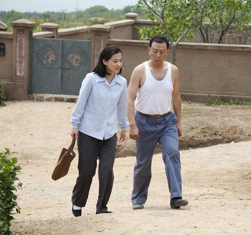 当年，导演孔笙突然喊停，指着旁边一个探班大嫂说：“你，过来演！”就这几十秒，竟成