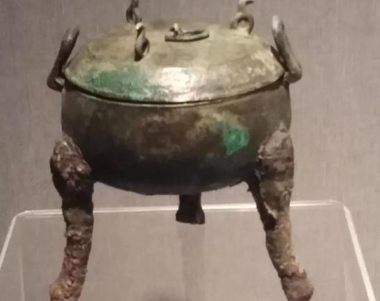 这有意思嘿洛阳博物馆里竟然有一只拼接鼎这鼎是在1993年4月洛阳邙岭路的一