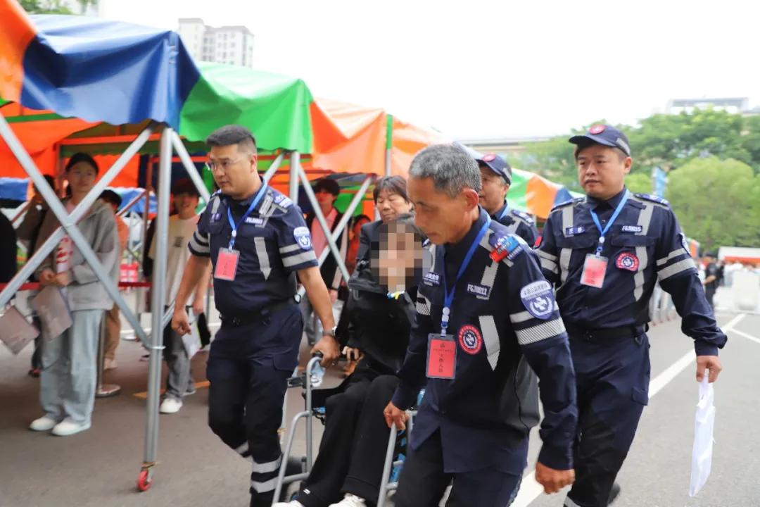 手术完不到10个小时，他被抬进了高考考场昨天早上，简阳中学考点门口停了一辆救护