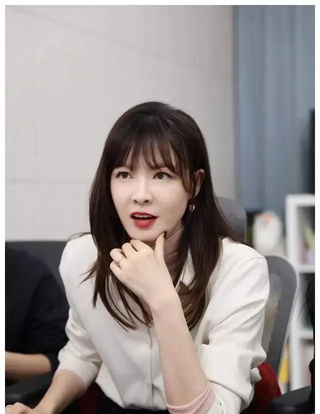 李艾说，40岁生“小灯泡”确实冒险，怀孕时我胖了40斤，脚肿得穿不进鞋，张徐宁天