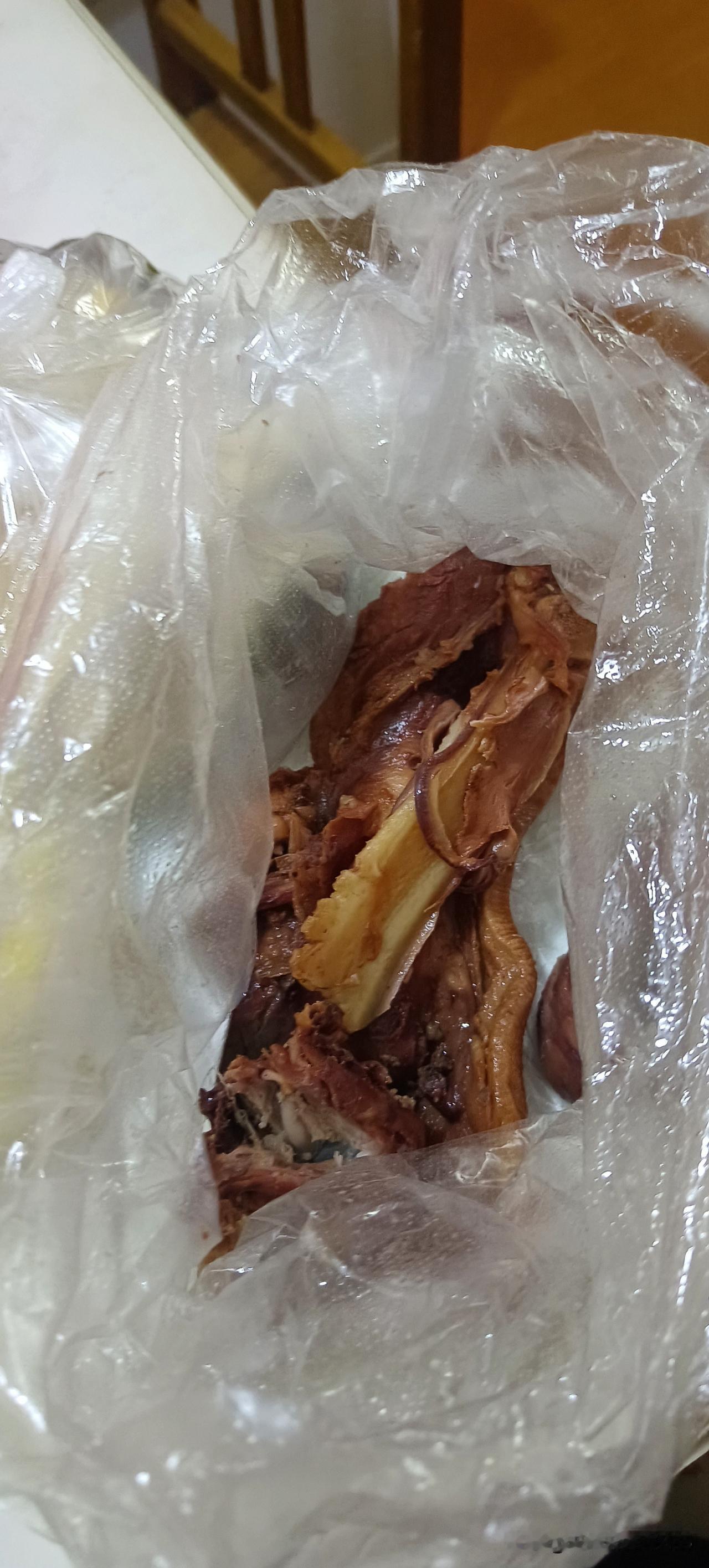 朋友说晚上他两口子要来我家吃火锅。我满心的答应了，从冰箱里拿出来了羊肉，和牛肉。