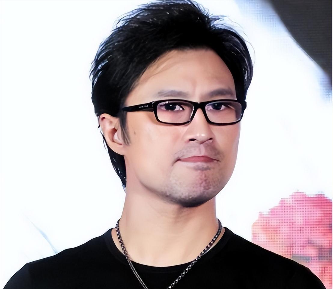2005年，葛荟婕被汪峰赶出家门，她苦苦哀求汪峰：“我好歹给你生了个孩子，你多少