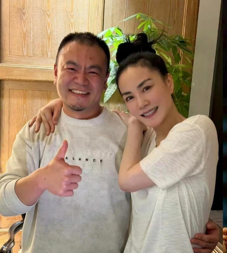 5月13日，天后王菲突然冲上了热搜。原因是，网上曝光了一张录音棚工作照，56岁的
