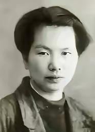 1950年，吴石被枪决，仆人林阿香被拖进审讯室，特务把枪拍在桌上，问她文件藏哪，