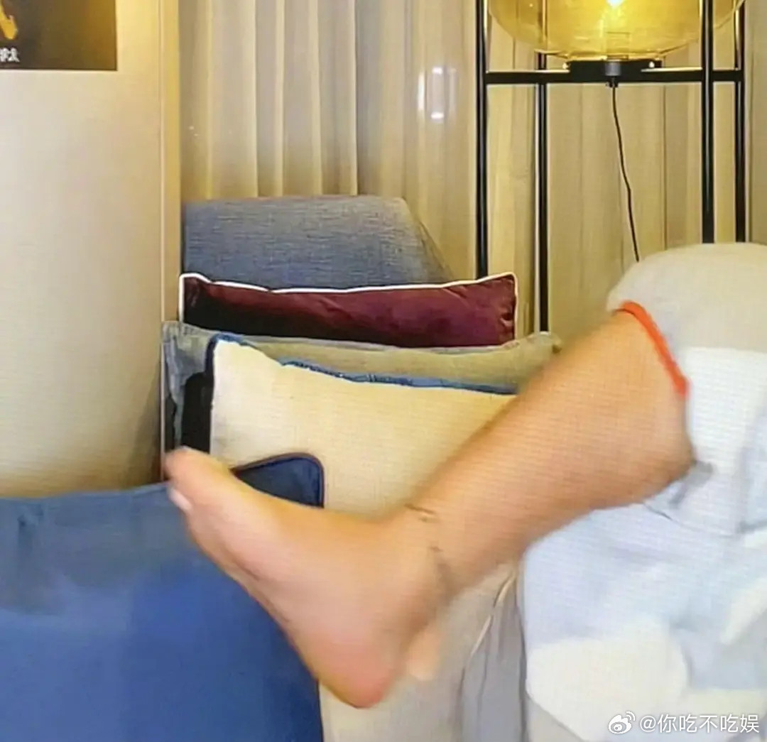 此沙真的把直播当家了呀，这脚真的隔着屏幕都能感觉到味道。