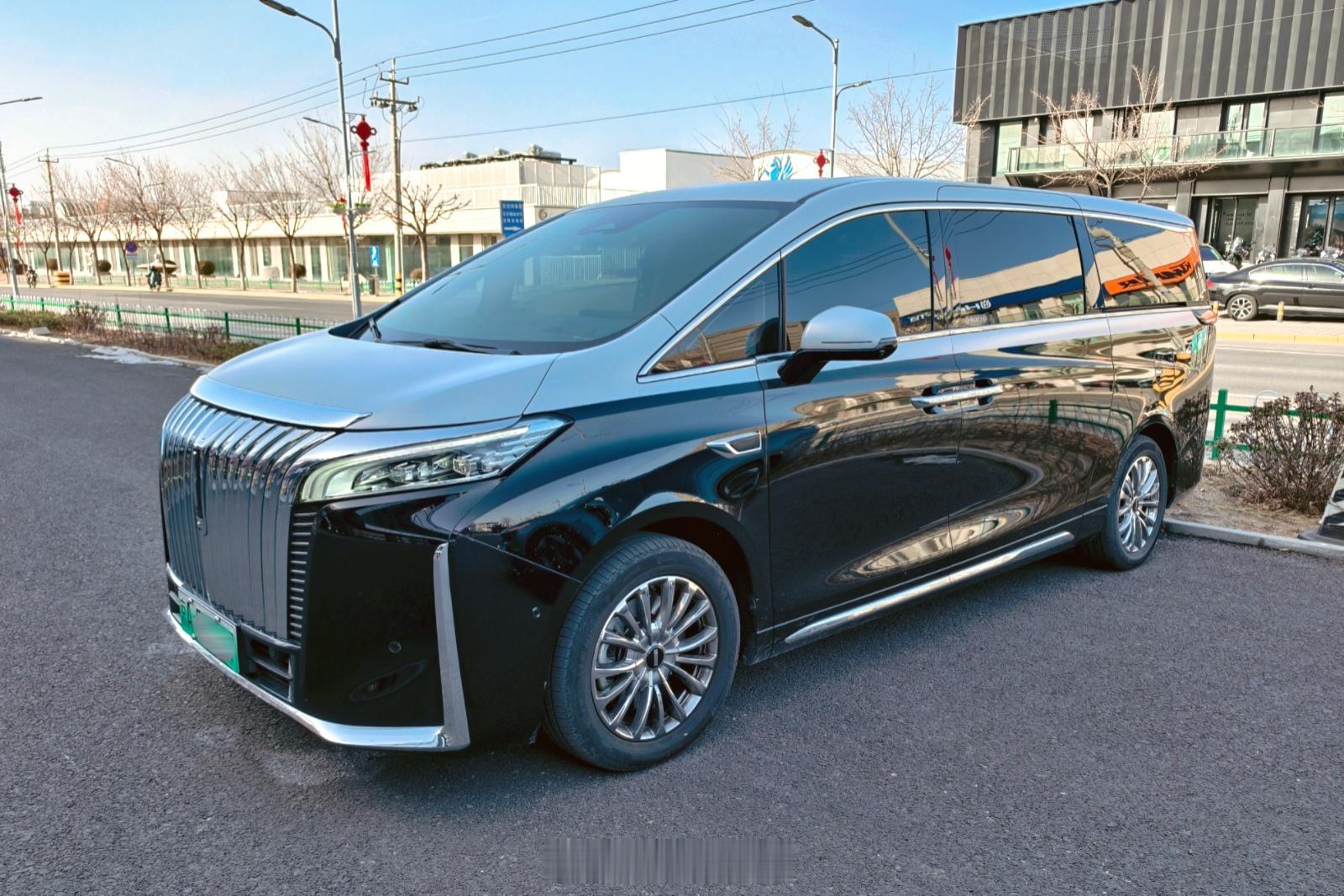 对了，昨天忽悠我去摩托店的那个老登，居然开了台老款双色魏牌高山。回忆了一下，这