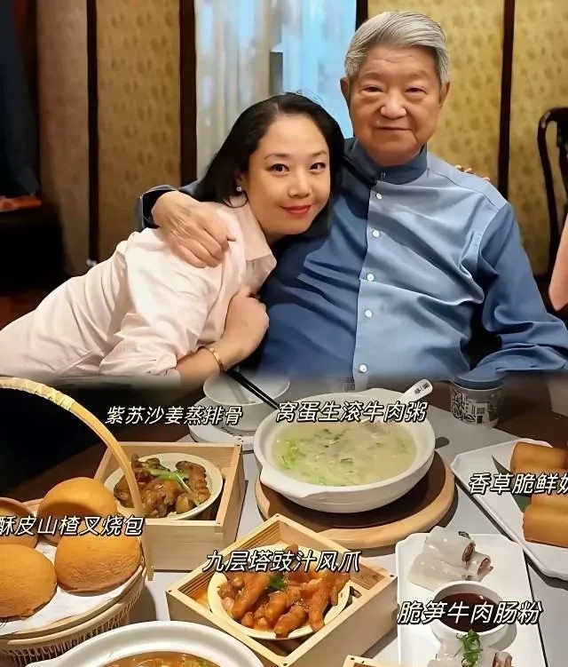 2023年，蔡澜的妻子离世后，无儿无女的蔡澜，担心自己死在家里也没人知道。