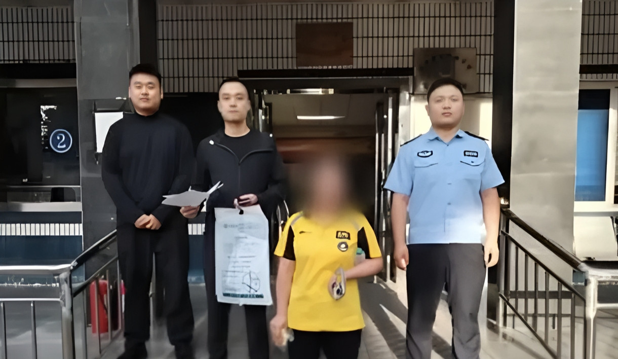 假骑手街头卖惨诈骗，你的善良被“套路”了吗？近日，西安市公安局碑林分局查处一起