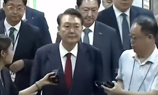 尹锡悦的一系列出格行为，很可能打破青瓦台魔咒。韩国历史上第一个被两次逮捕的前总