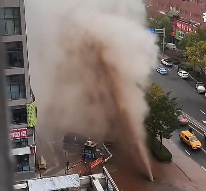 这个场景只有北方供暖的城市才知道会受到多大的影响山西太原纺织街附近地面暖气管道