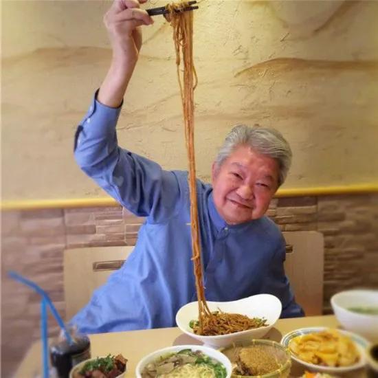 蔡澜一辈子活明白了，80多岁膝下无子，一点不后悔，大手一挥把千万家产送给没有血缘