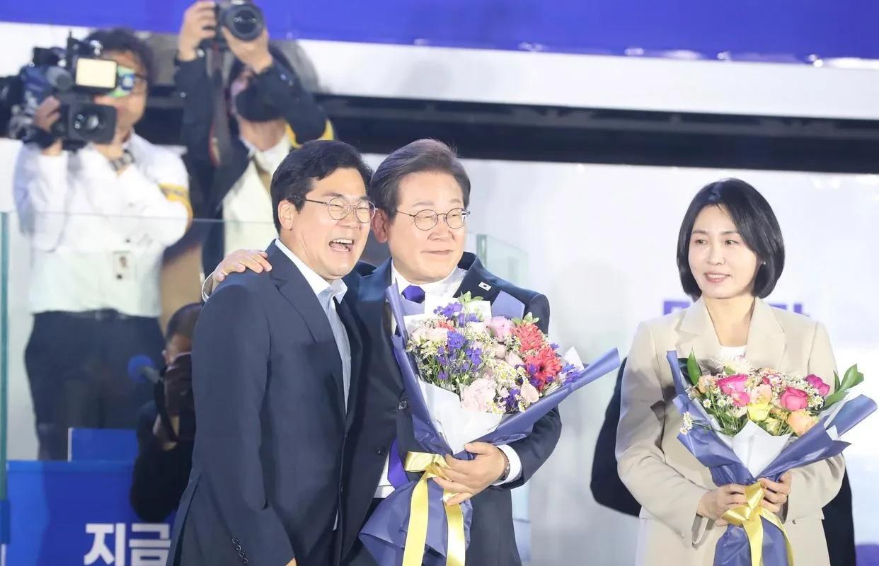 眯眼哥估计好几天都没合眼：李在明前面忙选举，投票结束后他看到结果差不多了，4日