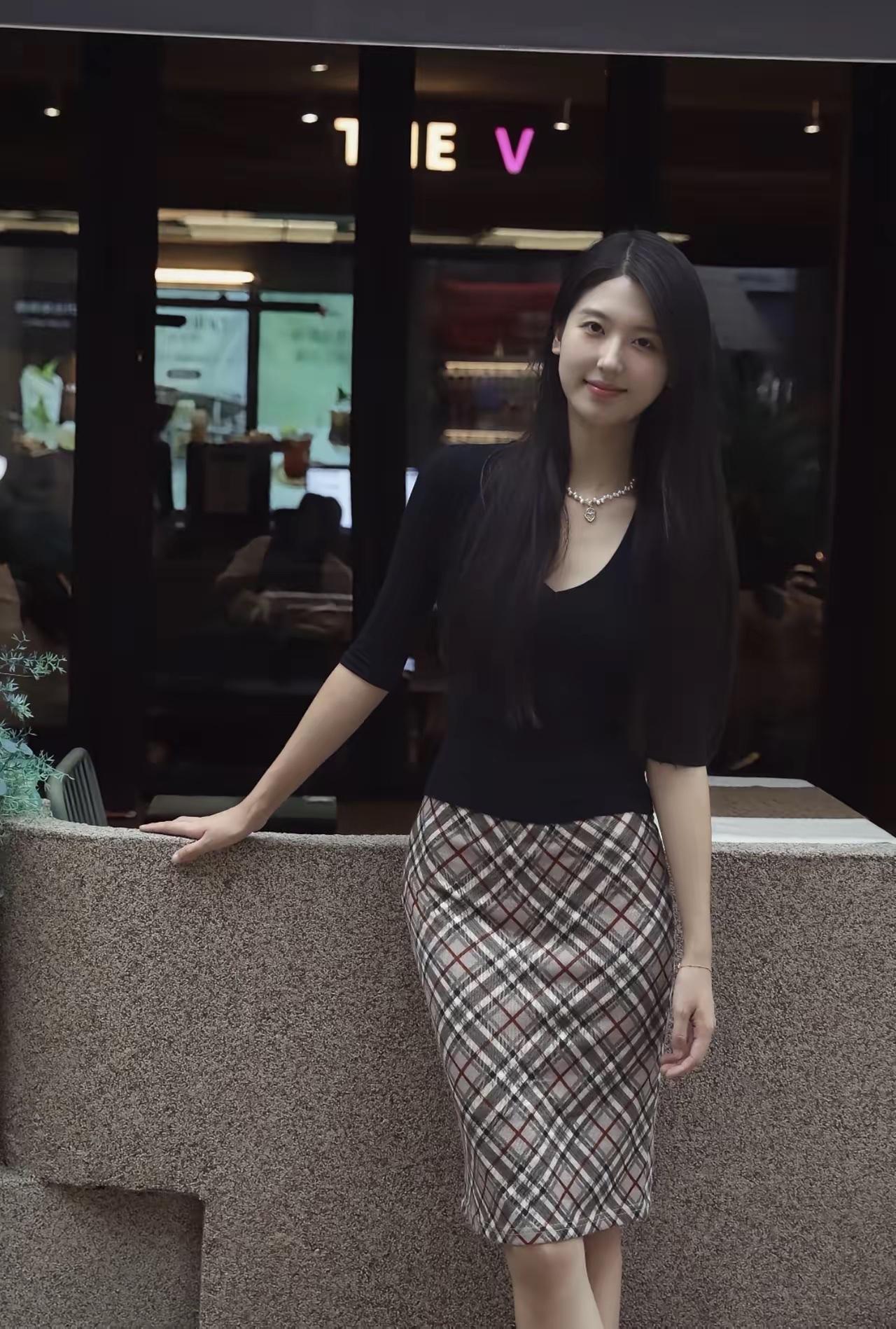 【这才是想要的旺夫脸，每天都会笑醒！】一件黑色V领中袖针织