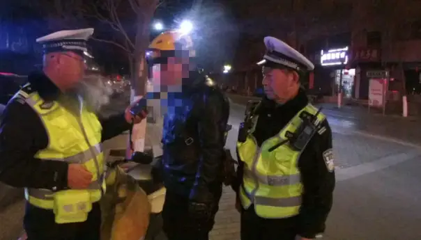 北京，交警查获了一名奇葩骑手，这名骑手在送单的路上，居然一边骑车，一边喝酒，一边