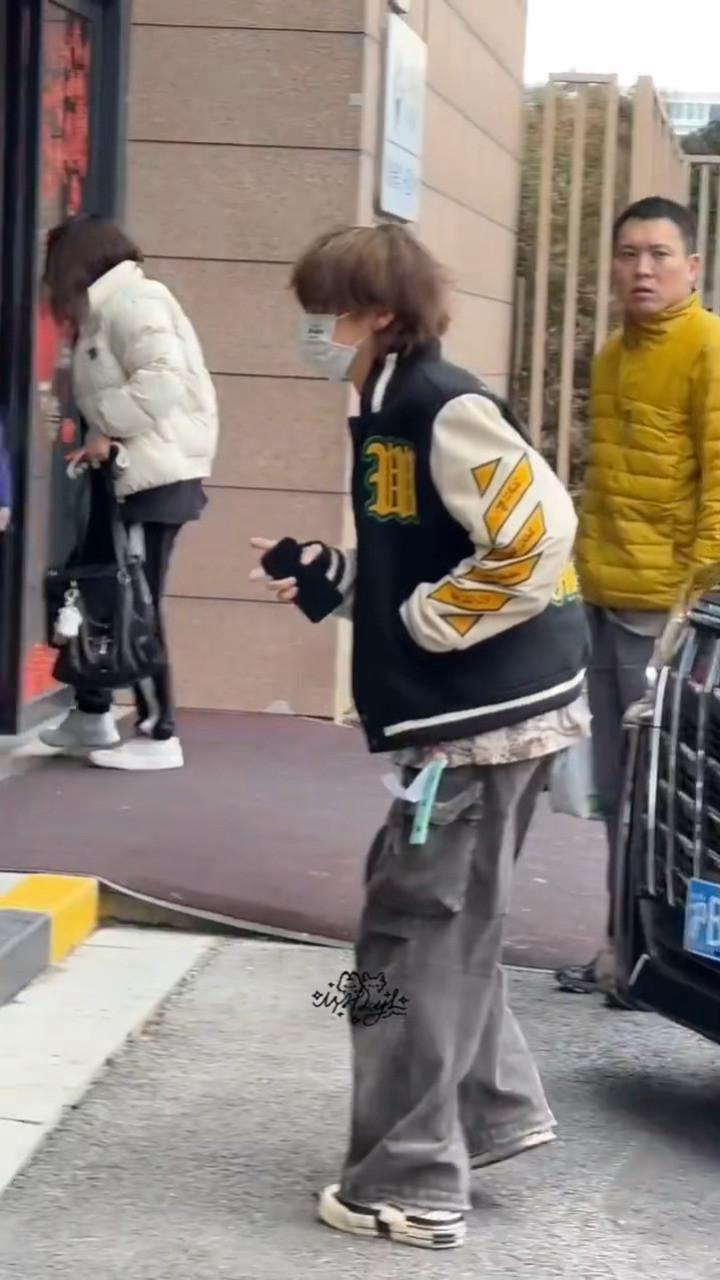 鹿晗就这样顶着一头潦草毛和粉丝一步三回头打招呼🥺🥺鹿晗出发录五哈