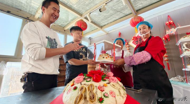 太厉害了吧！‌西宁这家人做大月饼一天挣了3万元！10月5日，西宁城北区62