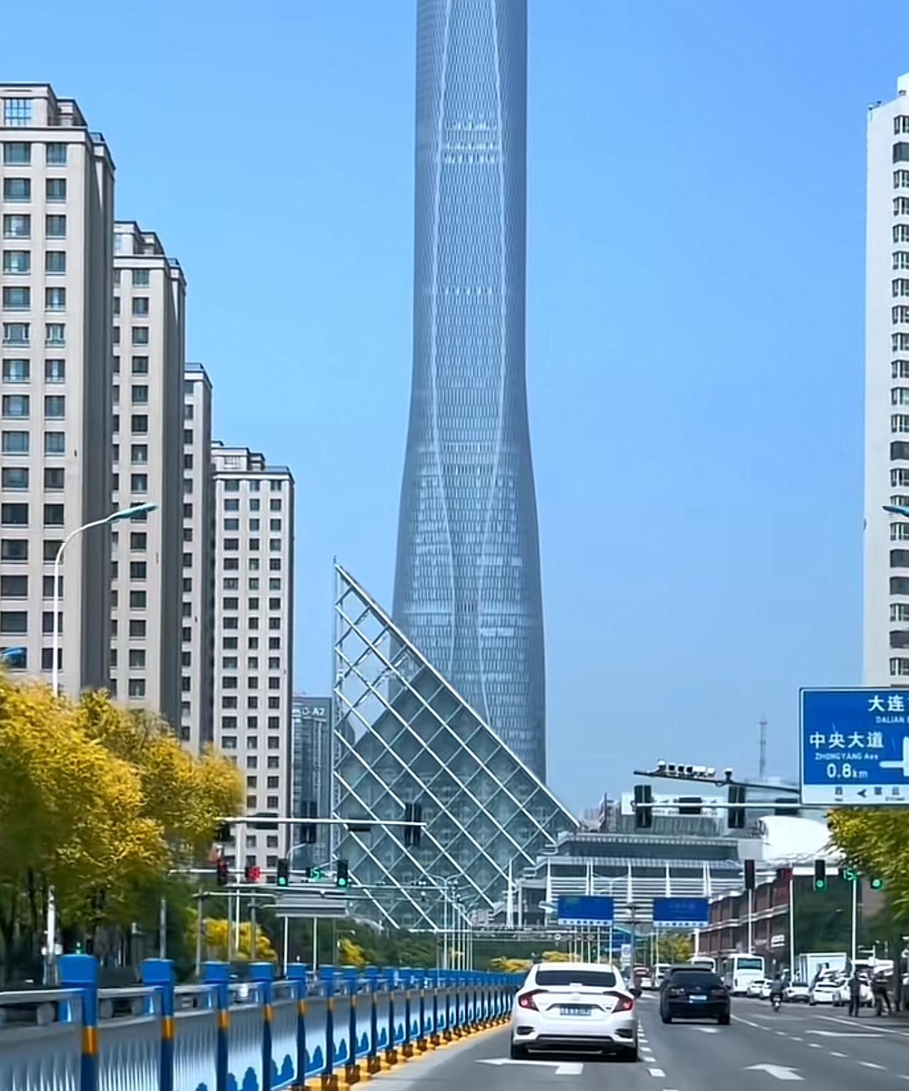街头上任何设施的设计都应该考虑审美，因为它们都是组成街景的元素。