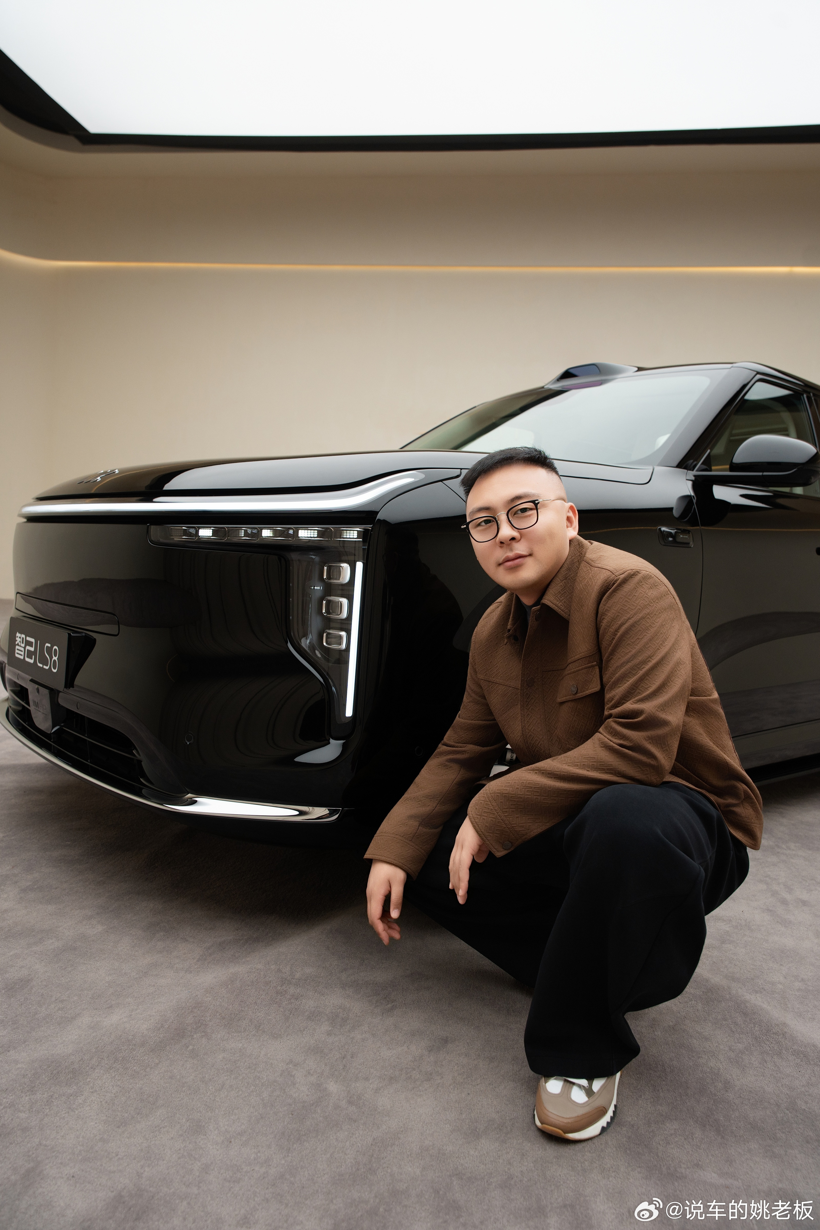 智己LS8预售发布定档3月26日前几天去看了实车，在我看来，30万以内很让人