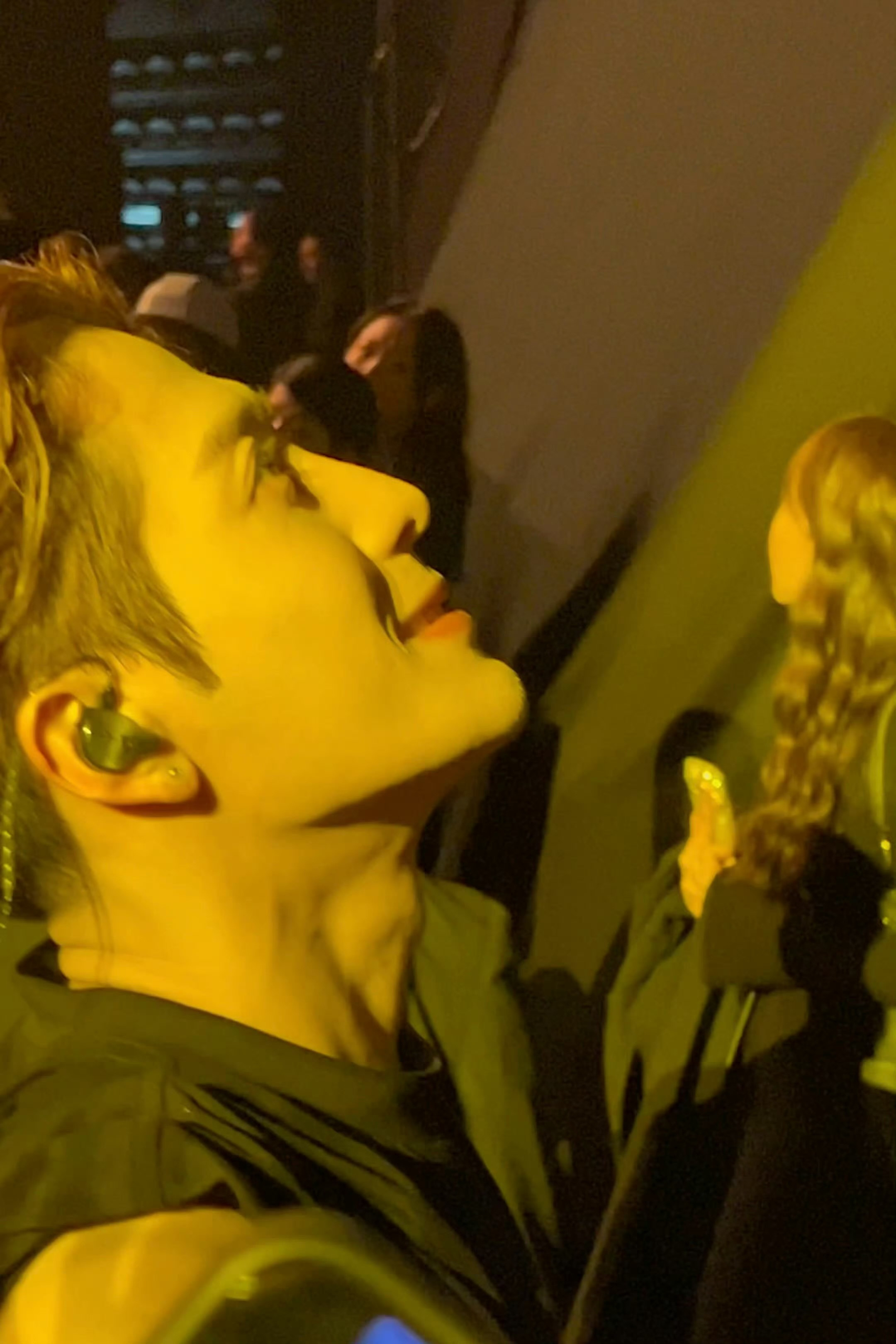 王嘉尔带头套上台明天内娱粉们将要吃到细糠了☝🏻让你们看看什么是真正的唱跳舞台