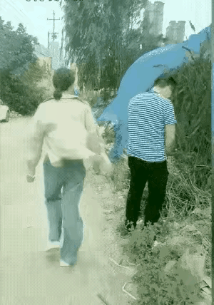 看到这一幕，真是哭笑不得！男子路边小便被女子用树枝砸中要害看到这个画面，真