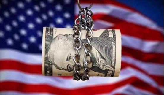 一旦中国今天清空全部7307亿美元美债，明天我们自己的出口企业，就将接不到一张新