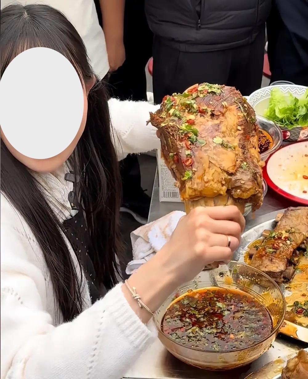 黑龙江五常市一起婚约财产纠纷，最近成了全网热议的焦点。男方贺峰和同村女子王畅经媒