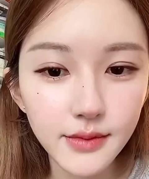 赵露思再次回应什么时候拍戏赵露思直播回应了网友两个问题：1、你病好了吗？赵