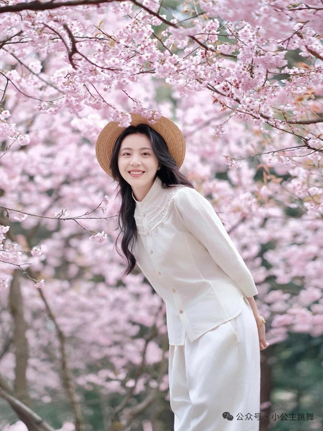 桃花盛开，美景依旧