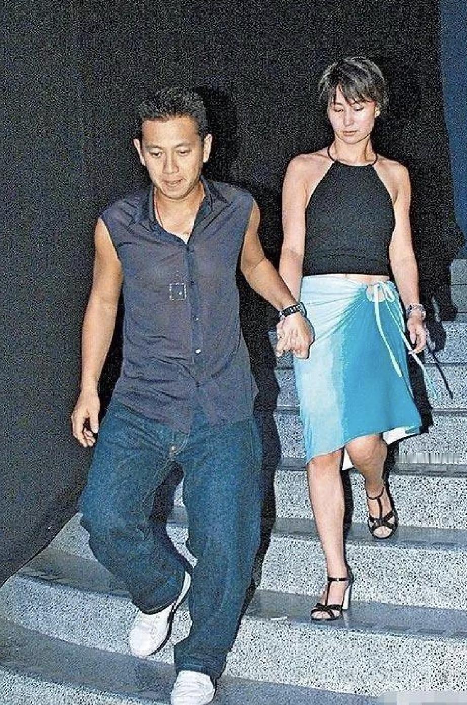 年轻的何超琼和男友杨其龙手牵手一同下台阶的亲密瞬间。婚姻不如意的何超琼和杨其龙