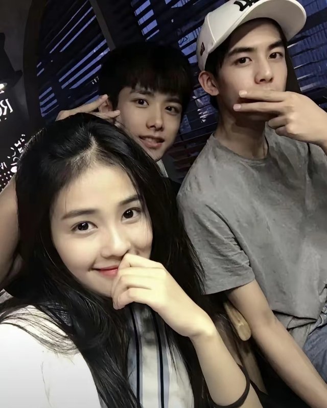 宋威龙白鹿早期旧照，想不到两人很早之前就认识了，17岁时一同拍摄猫的树作品,21