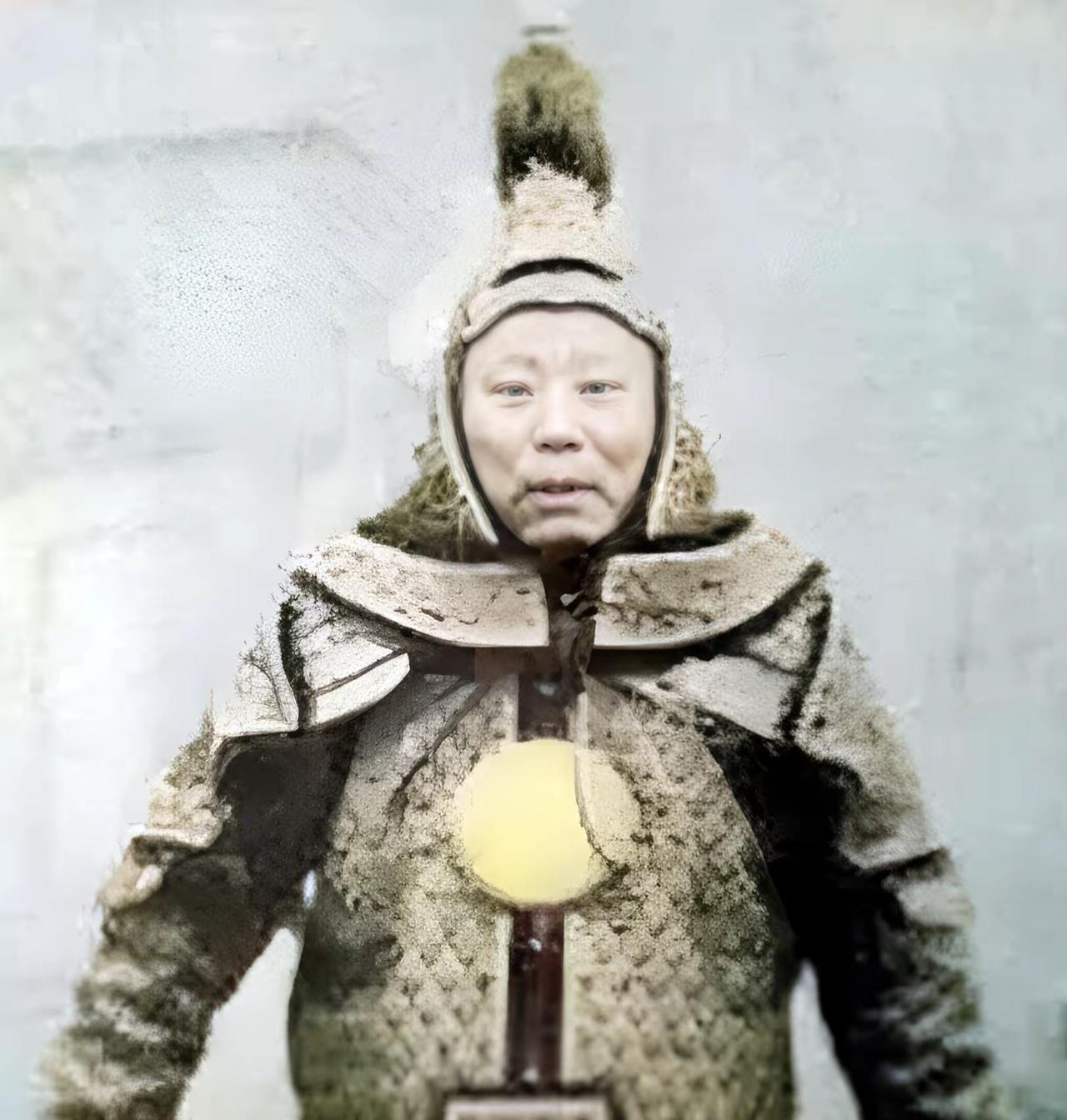 这名身披盔甲的二品武职大员正是时任兖州总兵的田恩来。在镜头前的田恩来看起来毫无武