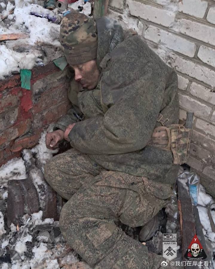 在乌克兰，冰天雪地的，俄军就这样躺在地上休息。