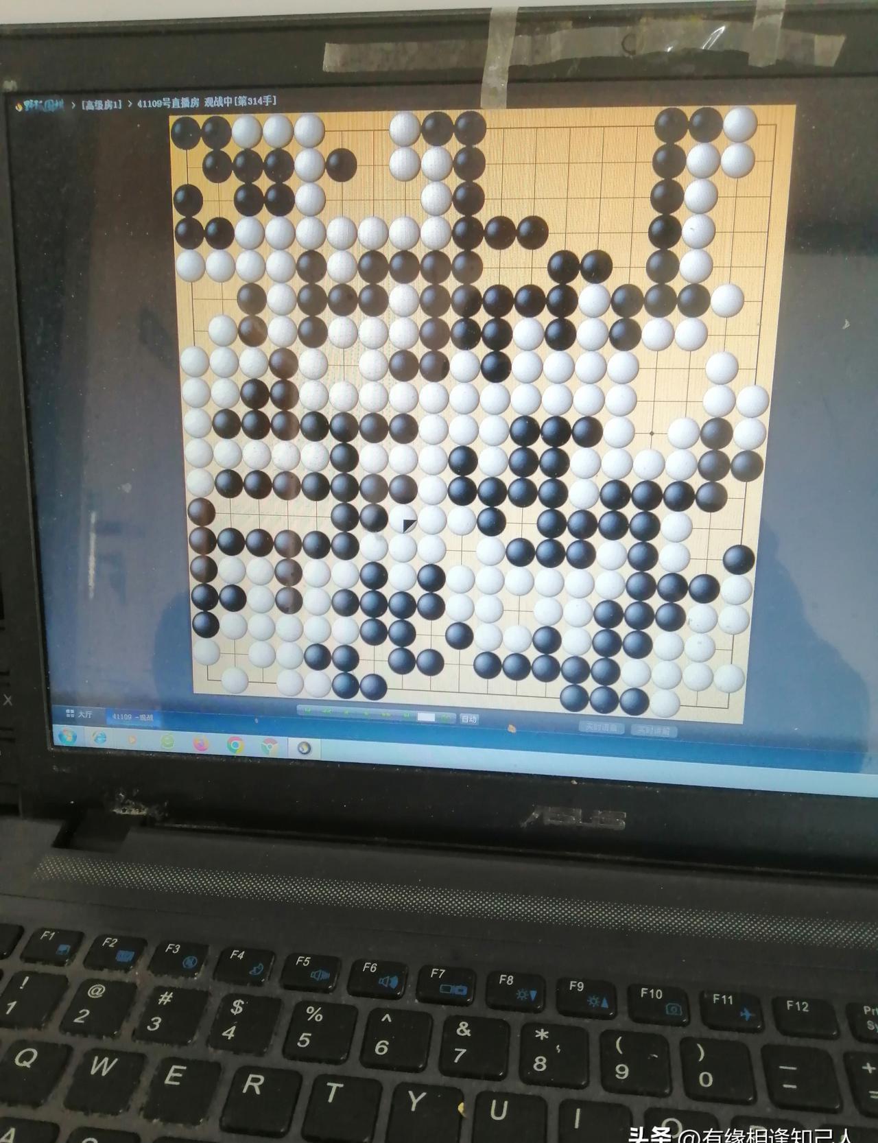 杭州围棋馆，三天后。朴廷桓和王星昊第三次碰面，前两次各赢一局，这次直接赌上“棋