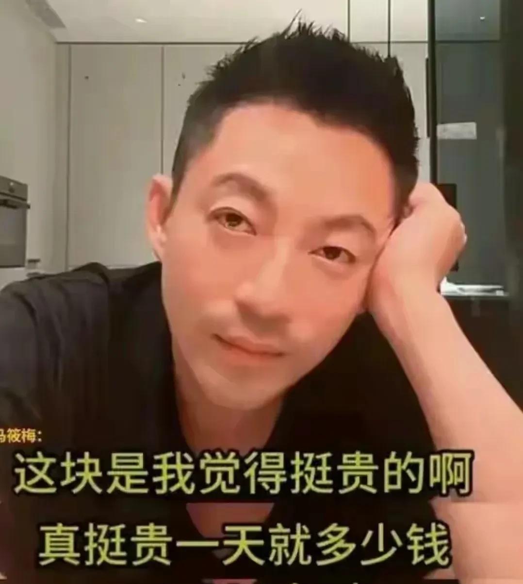 汪小菲和小梅直播的时候，马筱梅翻看家长群消息，非常惊讶跟汪小菲说，玥儿班级一个活