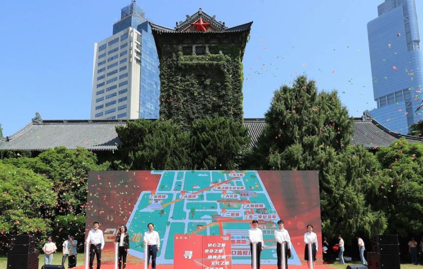 今年，南京大学给四千多名大一新生发了个“统一指令”。 所有人，带着行李