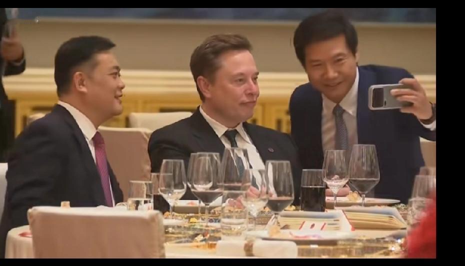 雷军勉强找马斯克合影，但马斯克并没有起身，只是勉强的合影一下。马斯克也没有过