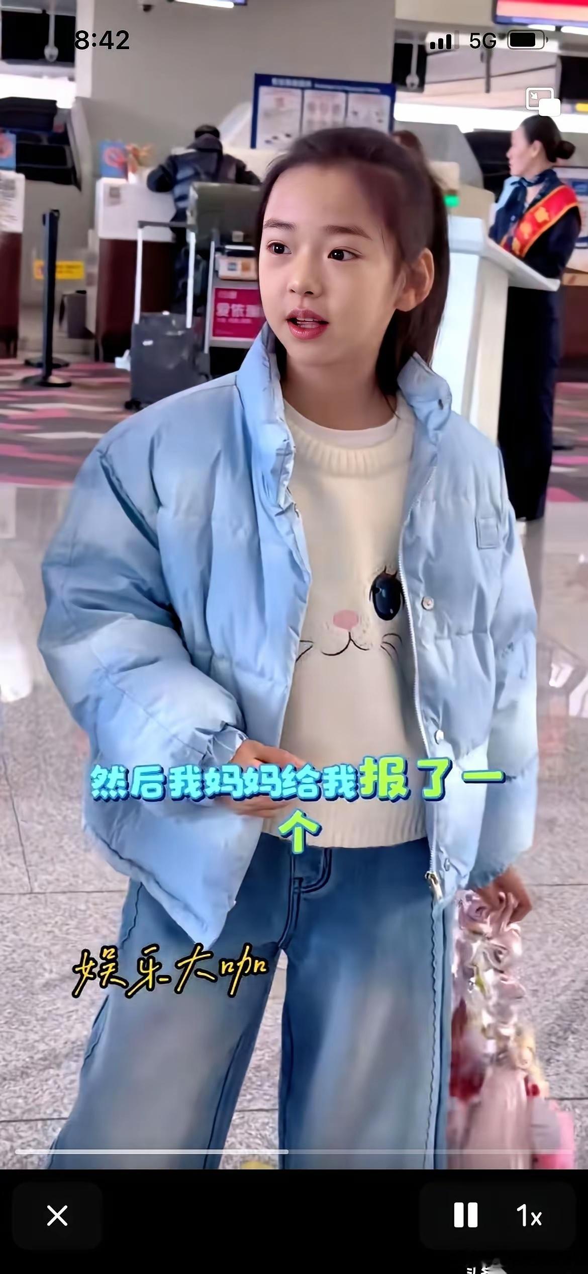 九岁小酒窝去年请假四十多天去录综艺，最长一次连缺三周课，同班家长把请假条晒上网，