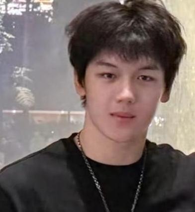 2025年12月11日，“晴格格”王艳在社交平台晒出了19岁儿子球球（王泓钦）的