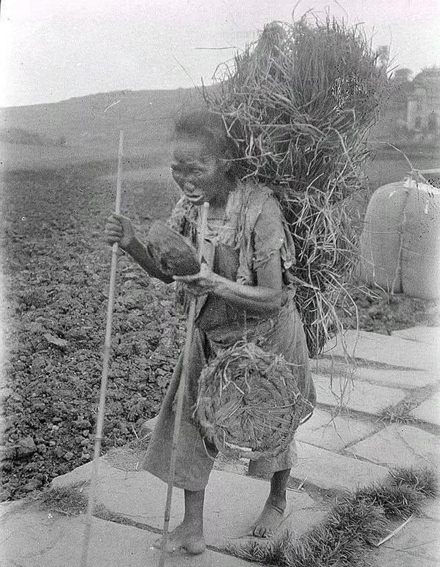 一个人活着，需要什么呢？背在背上的睡觉的稻草，挂在腰间的草坐垫，手里的空空