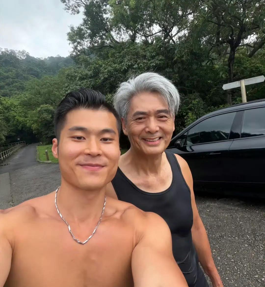 71岁周润发在香港山上跑步被偶遇，他穿着一身黑衣，大汗淋漓，整个人看起来精气神饱满，跑了一大圈，体力